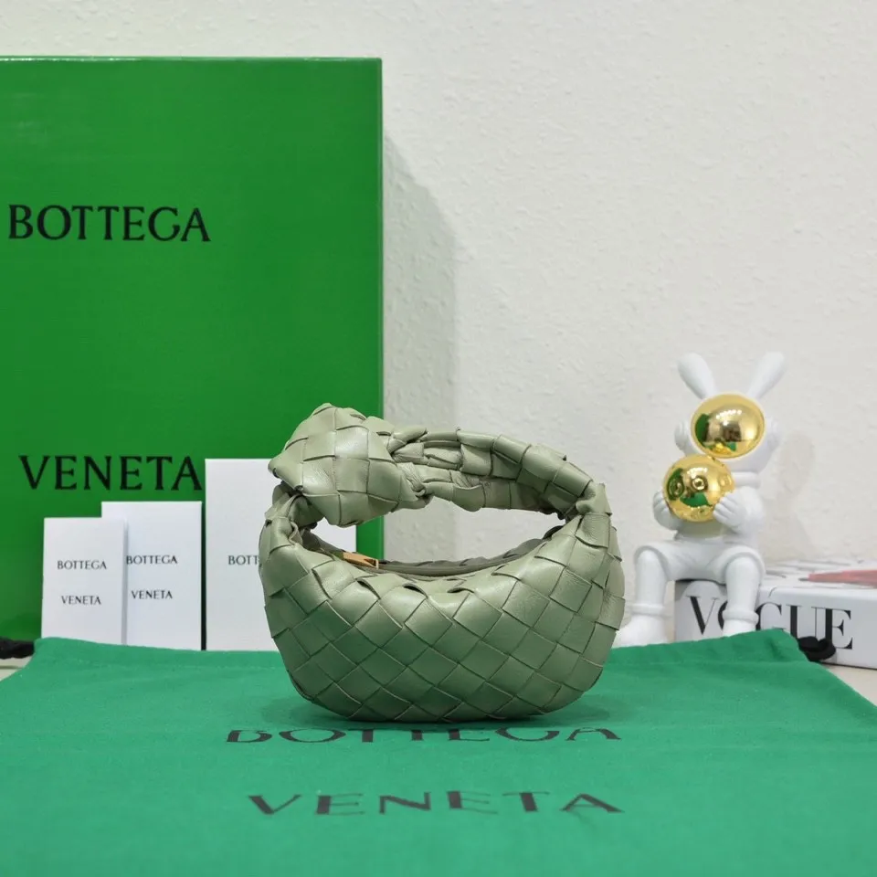 Batch 1080 BV super mini JODIE handbag, dumpling bag, woven knotted bag, simple, fashionable and super cute🍒Every color is high-end. It is a smaller version of the original mini version🤣It can only hold cuteness🍓🍓The upper body is fashionable and romantic. The fashionable bags created by Daniel Lee are really more and more favored by street experts. Style number: 6699-0# Size: 17*16*6.5